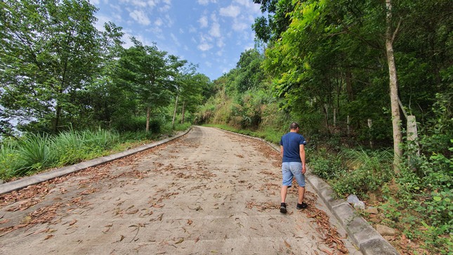 Những con đường xuyên núi đã hình thành tại 1 dự án sân golf. Ảnh: Đức Nam