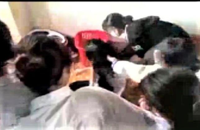 Mặc nạn nhân quỳ gối van xin, nhóm học sinh vẫn đánh đập Ảnh: cắt từ clip
