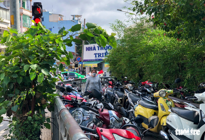 Bãi giữ xe máy đông nghịt tại vỉa hè ngay giao lộ Nguyễn Chí Thanh và Thuận Kiều (quận 5)