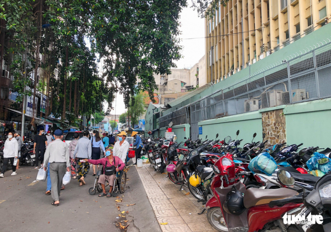 Vỉa hè trên đường Đặng Thái Thân (cạnh Bệnh viện Đại học Y dược) bị biến thành bãi giữ xe máy - Ảnh: CHÂU TUẤN