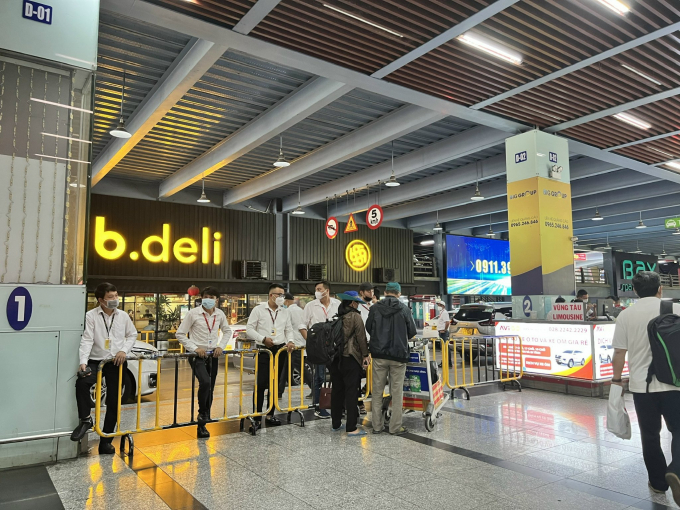 Hành khách đón taxi tại sân bay Tân Sơn Nhất H.MAI