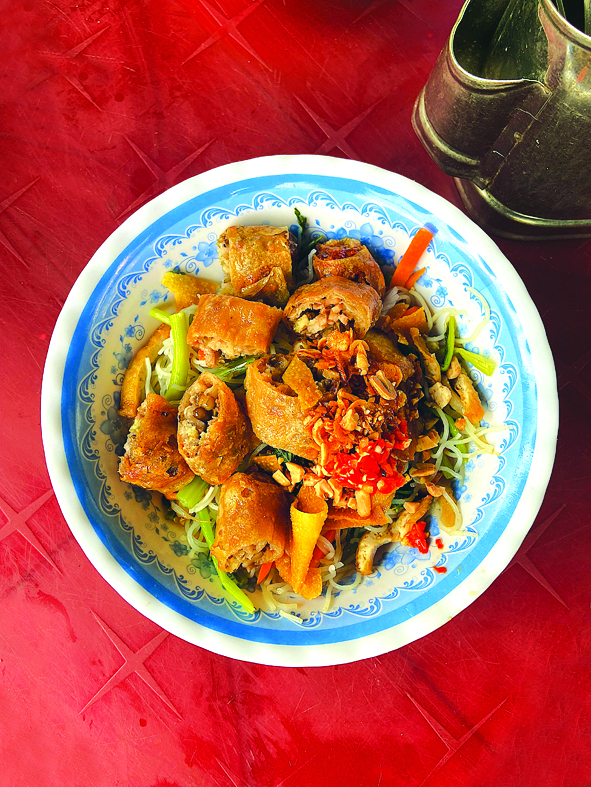 Bún gạo xào chay ăn kèm chả giò chay