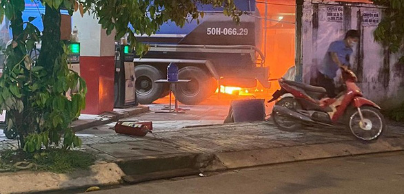 Ngọn lửa bùng lên dữ dội bén vào xe bồn đang bơm xăng - Ảnh: Người dân cung cấp