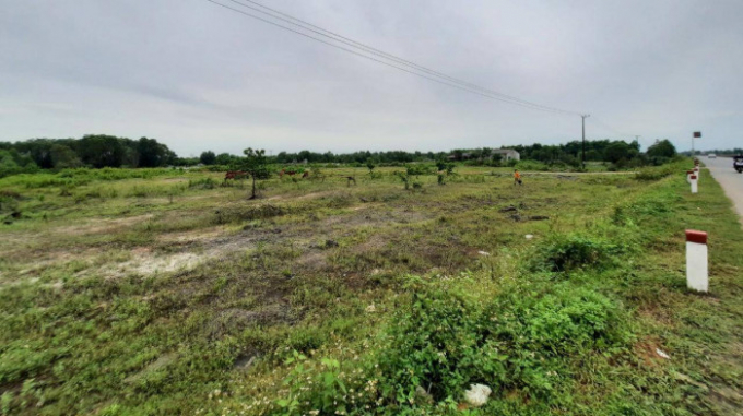 Dự án nhà máy chế biến nông sản 100 tỷ ở Hải Lăng, tỉnh Quảng Trị bên QL1 sau gần 3 năm rầm rộ khởi công vẫn chỉ là khu đất để cho cỏ mọc...