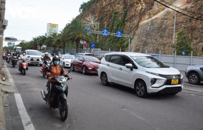 Lượng phương tiện lưu thông trên đường Nguyễn Tất Thành, thành phố Quy Nhơn rất đông vào giờ cao điểm.