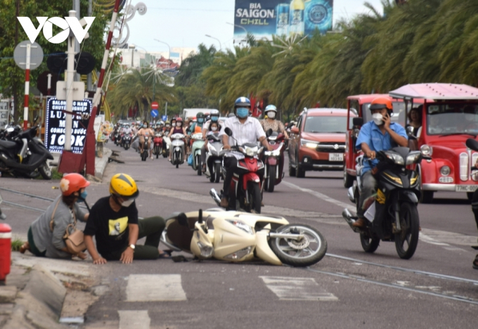 Một trường hợp xe máy gặp tại nạn tại đường Nguyễn Tất Thành, thành phố Quy Nhơn.