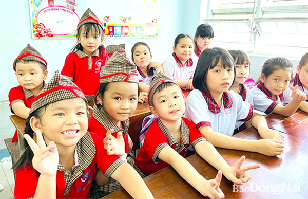 Các bé lớp lá của Trường mầm non Họa Mi ngồi chung lớp học với các học sinh lớp 1, Trường tiểu học Long Thành A (TT.Long Thành) trong buổi trải nghiệm làm học sinh lớp 1. Ảnh: C.Nghĩa