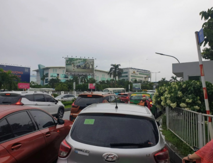 Ô tô nối dài ngoài đường Trường Sơn, trên cầu vượt lẫn các tuyến đường nội bộ sân bay Tân Sơn Nhất do sự cố lỗi phần mềm thu phí tại nhà giữ xe TCP