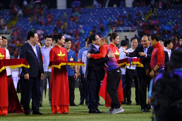 Thủ tướng Phạm Minh Chính gửi thư chúc mừng chiến tích của đội tuyển U23 Việt Nam. Tối 22-5, đích thân Thủ tướng đã đến xem, trao huy chương vàng cho đội tuyển - Ảnh: NAM TRẦN