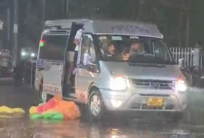 Hình ảnh đoàn khách du lịch vứt áo mưa giữa đường phố Phú Quốc khiến người dân bức xúc CẮT TỪ CLIP