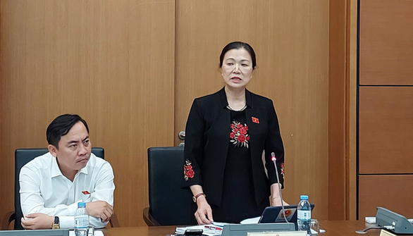 Đại biểu Trương Thị Ngọc Ánh nêu thực trạng bất cập trong thủ tục cho các lô hàng tài trợ, hỗ trợ phòng chống dịch - Ảnh: N.AN