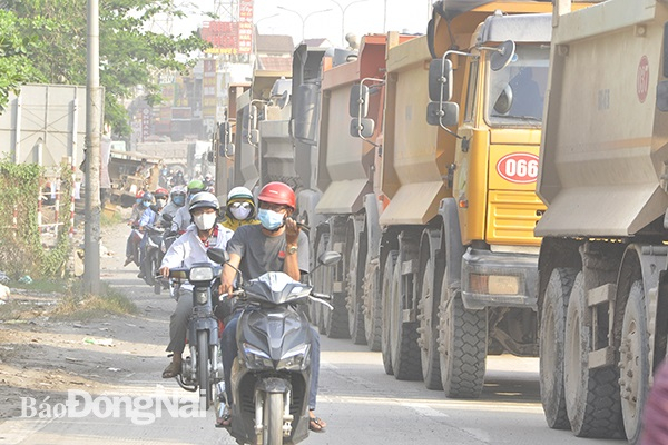 Tuyến quốc lộ 51 quá tải trong nhiều năm qua, một số vị trí nút giao thông kẹt xe kéo dài, gây mất an toàn giao thông Trong ảnh: Ùn tắc giao thông đoạn giao với đường chuyên dùng vào mỏ đá Tân Cang. Ảnh: THANH HẢI