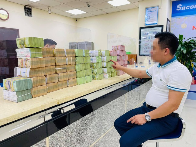 Giới buôn xe sang khoe thành tích là những đống tiền. Nguồn: facebook Nguyen Viet Anh (HC Auto)