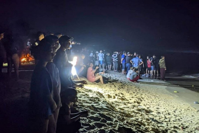 Người dân ở xã Phú Hải theo dõi lực lượng chức năng tìm kiếm thi thể em Trần Văn V.