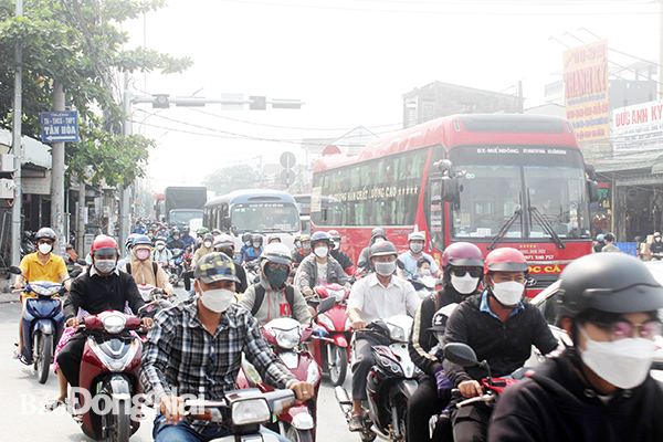 Quốc lộ 1 đoạn qua TP.Biên Hòa phương tiện tăng cao, thường xuyên xảy ra ùn tắc giao thông trong khi đường sá quá tải không đáp ứng hết nhu cầu lưu thông. Ảnh: THANH HẢI