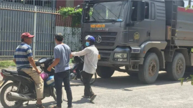 Xe ben né lực lượng TTGT chạy vào đường Đinh Quang Ân bị người dân chặn lại - ảnh: V.P.