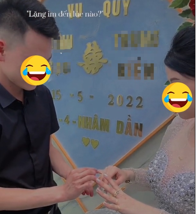 Chàng trai tặng nhẫn vàng cho bạn gái cũ trong ngày cưới.