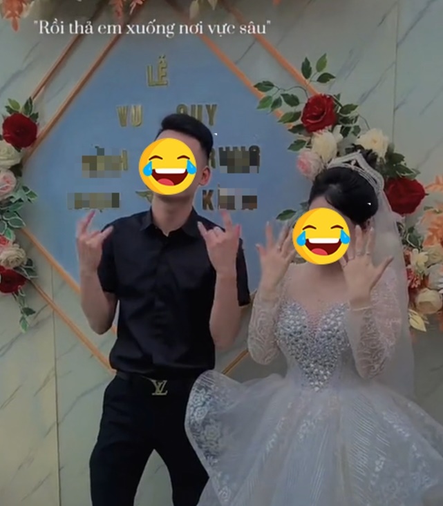 Cả hai vui vẻ chụp ảnh kỷ niệm sau màn trao 6 chiếc nhẫn vàng mừng cưới.