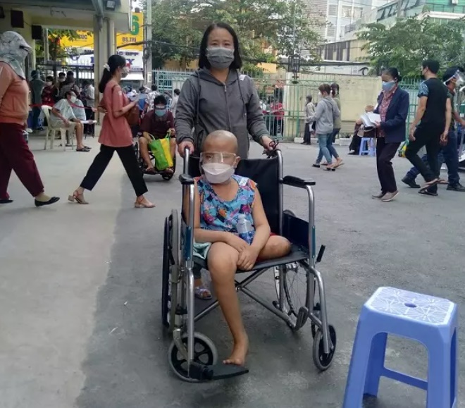 Khi nghe bác sĩ thông báo Quang phải cắt bỏ chân, cả gia đình chị Lý bị sốc và thương con trai thiệt thòi.