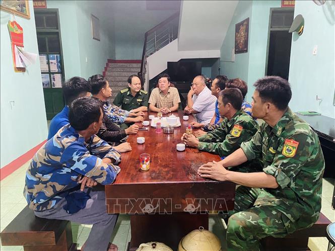 Đại diện lãnh đạo huyện Cồn Cỏ thăm, động viên các ngư dân gặp nạn. Ảnh: TTXVN phát