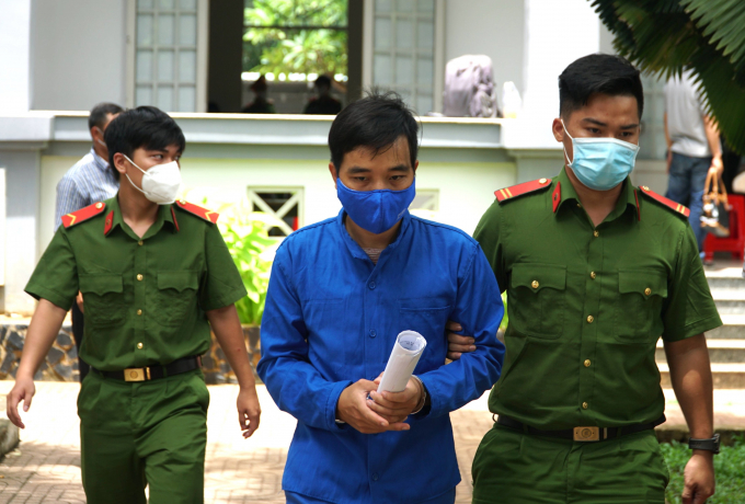 Trần Văn Hội được lực lượng hỗ trợ tư pháp dẫn giải sau khi kết thúc phiên xét xử.