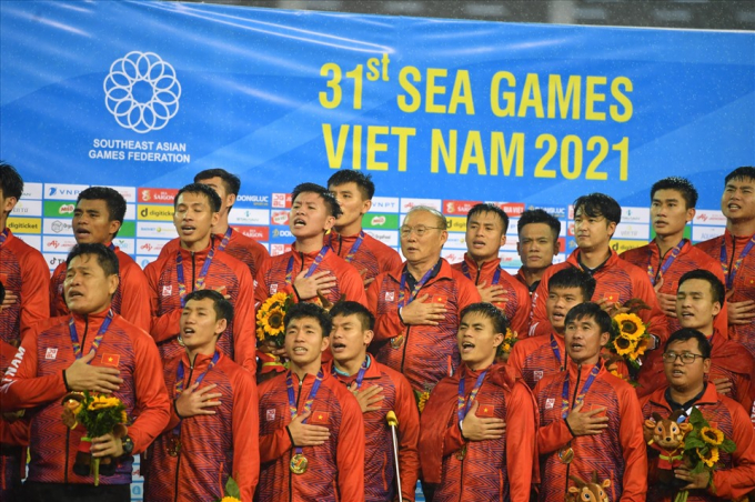 Trình Chủ tịch nước tặng Huân chương lao động hạng Ba cho Đội tuyển U23 Việt Nam và Đội tuyển bóng đá nữ Việt Nam đã có thành tích thi đấu đặc biệt xuất sắc, giành Huy chương Vàng tại SEA Games 31. Ảnh: Thanh Vũ