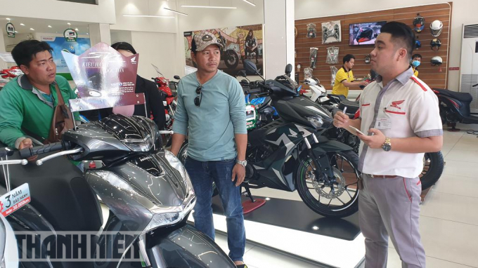 Không ít khách Việt có ý định mua xe máy Honda bức xúc bởi tình trạng xe máy bị đẩy giá TRẦN HOÀNG