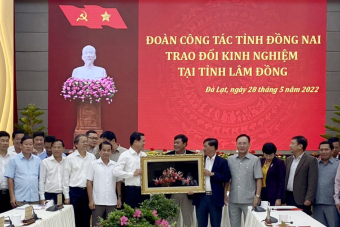 Bí thư Tỉnh ủy Nguyễn Hồng Lĩnh tặng quà cho lãnh đạo tỉnh Lâm Đồng.