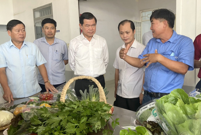 Bí thư Tỉnh ủy Nguyễn Hồng Lĩnh tham quan Công ty TNHHSX-TM Nông Sản Phong Thúy.
