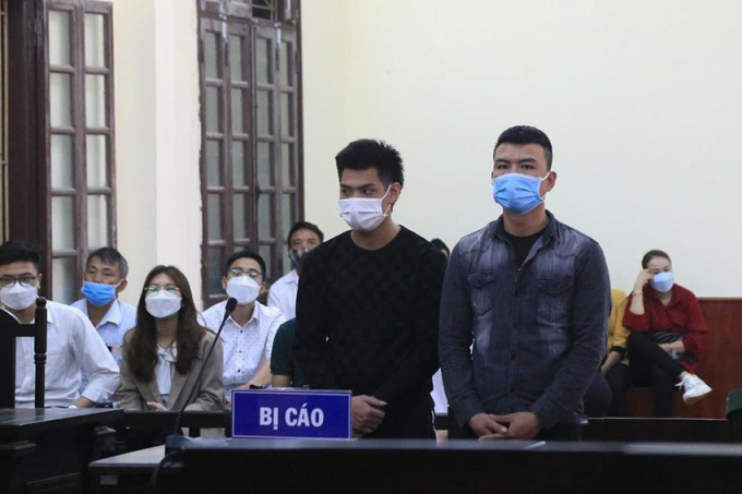Hai trong số bốn bị cáo tại phiên tòa hồi tháng 4-2022 (phiên này hoãn do không trích xuất được bị cáo). Ảnh: UYÊN TRANG