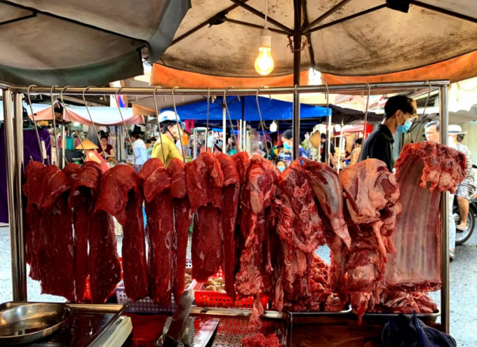 Giá thịt bò tại các chợ dân sinh không giảm (Ảnh: Báo Nghệ An)