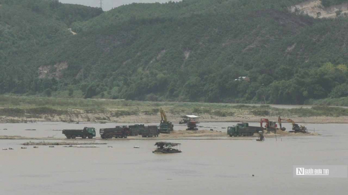 Có đến 7 xe tải cỡ lớn vào tận mỏ lấy cát. Mới nhất, UBND huyện Đại Lộc có văn bản yêu cầu chấn chỉnh tồn tại, vi phạm trong khai thác cát ở khu vực này