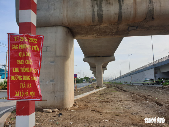 Từ ngày 29-5, đường tạm bên hông cầu Rạch Chiếc đã bị chặn, xe ôtô phải đi theo đường song hành để ra xa lộ Hà Nội - Ảnh: L.PHAN
