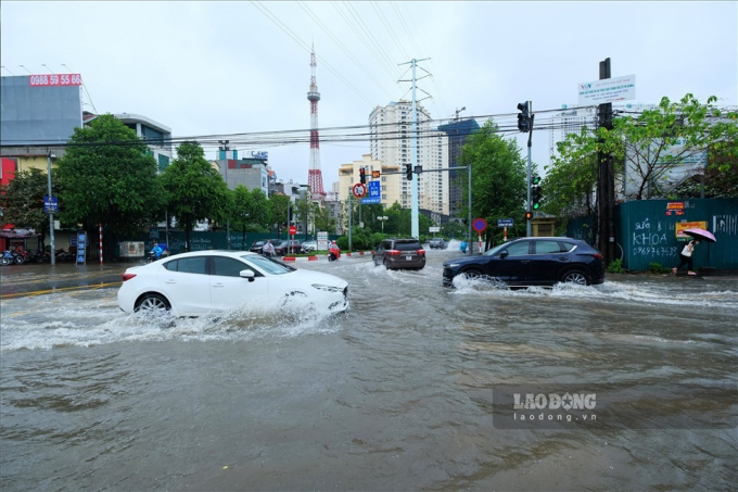 Khi xe ôtô bị ngập nước, tài xế cần về số thấp và tránh tăng ga đột ngột. Ảnh: LĐO