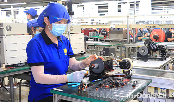 Sản xuất thiết bị máy móc xuất khẩu tại Công ty TNHH Friwo Việt Nam ở Khu công nghiệp Amata (TP.Biên Hòa). Ảnh: H.Giang