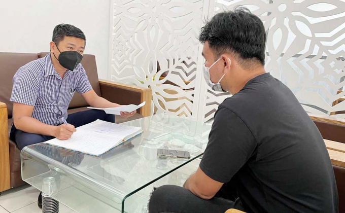 Anh N.M.Trí trình bày sự việc với phóng viên tại tòa soạn DUY KHANG