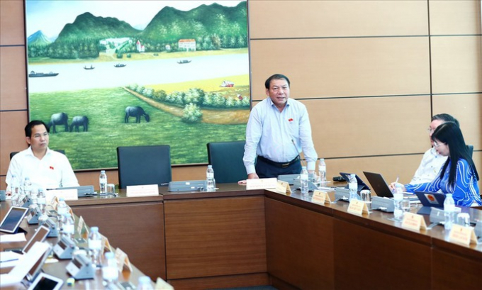 Bộ trưởng Nguyễn Văn Hùng nêu ý kiến khi thảo luận tại tổ