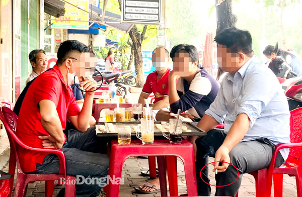 Một trường hợp hút thuốc lá ở quán cà phê vỉa hè đường Nguyễn Ái Quốc (P.Trung Dũng, TP.Biên Hòa). Ảnh: Phương Liễu
