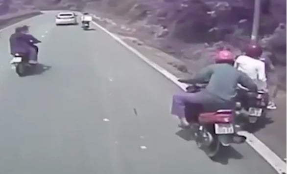 Anh Đinh Văn Chiến dũng cảm kéo xe máy bị mất phanh trên đường đèo Tam Đảo. (Ảnh cắt từ clip)