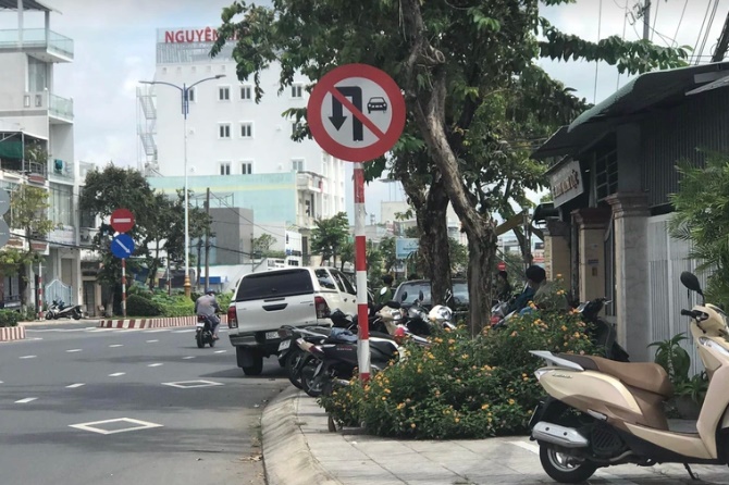 Lực lượng chức năng có mặt tại nhà riêng của bà O. để điều tra vụ việc (Ảnh: A.X.).