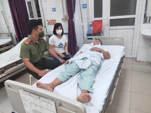 Trung sĩ Nguyên đến bệnh viện thăm hỏi anh Quyết - Ảnh: Bộ Tư lệnh cảnh vệ