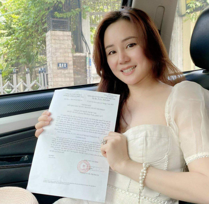 Ca sĩ Vy Oanh nhận thông báo của Công an TP.HCM cho biết bà Nguyễn Phương Hằng bị khởi tố liên quan đến nội dung tố cáo của nữ ca sĩ đối với bà Hằng NGÔ HUỲNH PHƯƠNG THẢO