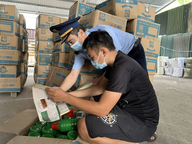Chủ kho hàng mô tả lại thao tác dán tem vào sản phẩm để phù phép ra sản phẩm thuốc bảo vệ thực vật sản xuất trong nước từ nguyên liệu bán thành phẩm của Trung Quốc.