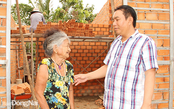 Bà Ka Tờ (70 tuổi, dân tộc Mạ, xã Tà Lài, H.Tân Phú) bên căn nhà đang hoàn thiện từ nguồn hỗ trợ ban đầu và mô hình “3 tại chỗ”