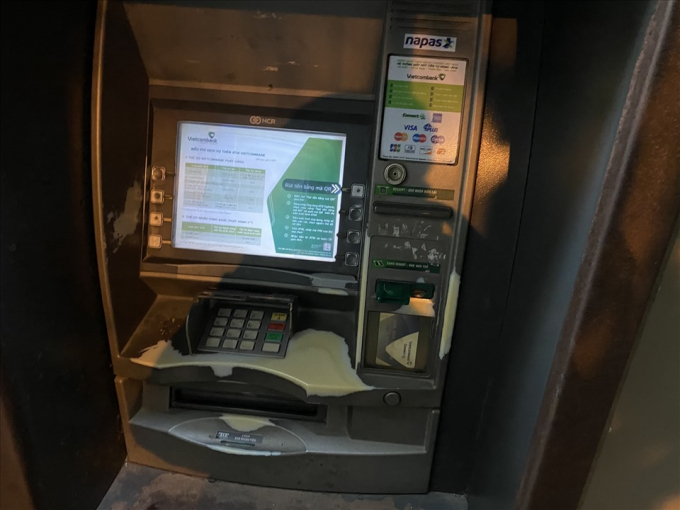 Đối tượng xịt sơn che camera rồi phá trụ ATM ngân hàng trộm tiền.