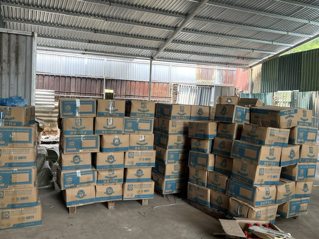 Kho hàng thuốc trừ cỏ giả mạo bị thu giữ.