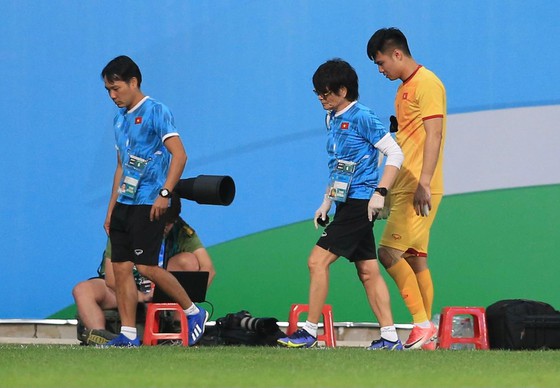 Thủ môn Văn Toản rời sân vì chấn thương sau bàn gỡ của Thái Lan