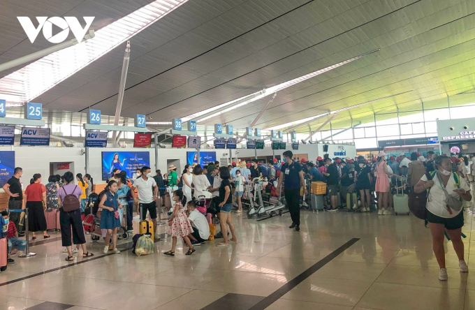 Sân bay Phú Quốc đông đúc dịp đầu tháng 6/2022. Ảnh: Tiến Văn