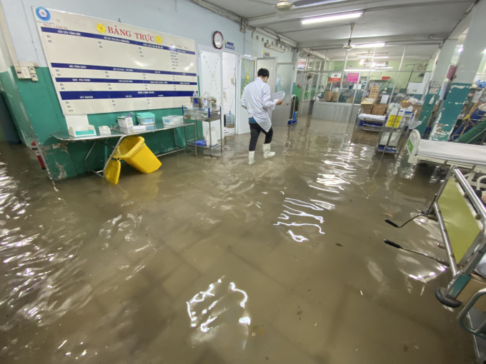 Cơn mưa tối 2.6 đã khiến BVĐK khu vực Hóc Môn ngập trong 