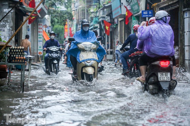 Úng ngập ở Hà Nội khi mưa lớn. Ảnh: Duy Phạm